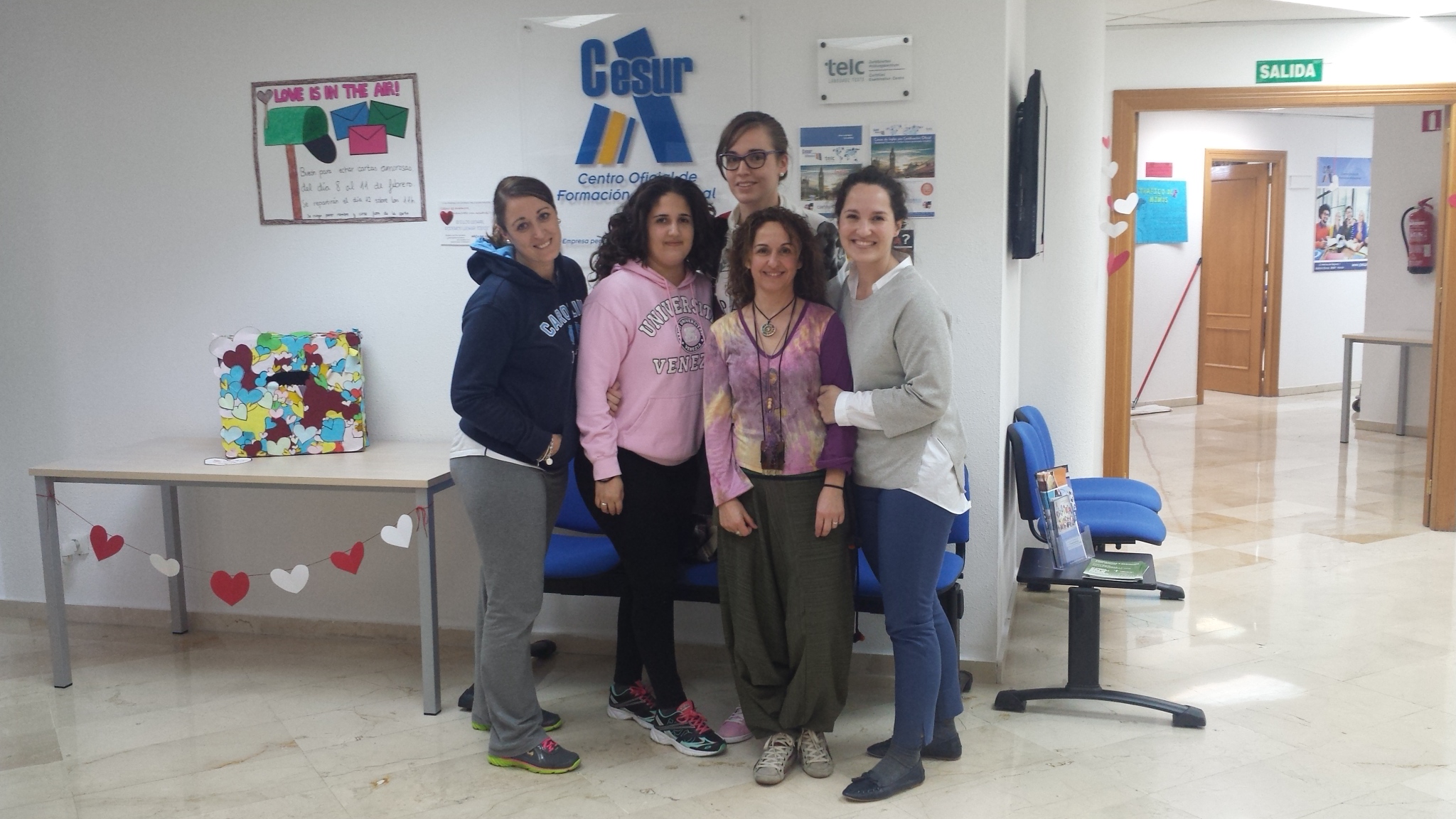 Encarni Pérez, ponente del taller de Reiki y Sanación Chamánica, junto a Jose Poyatos, Silvia García, alumnas de Educación Infantil, y Jessica Garrido y Teresa de Cachavera, profesoras del ciclo.