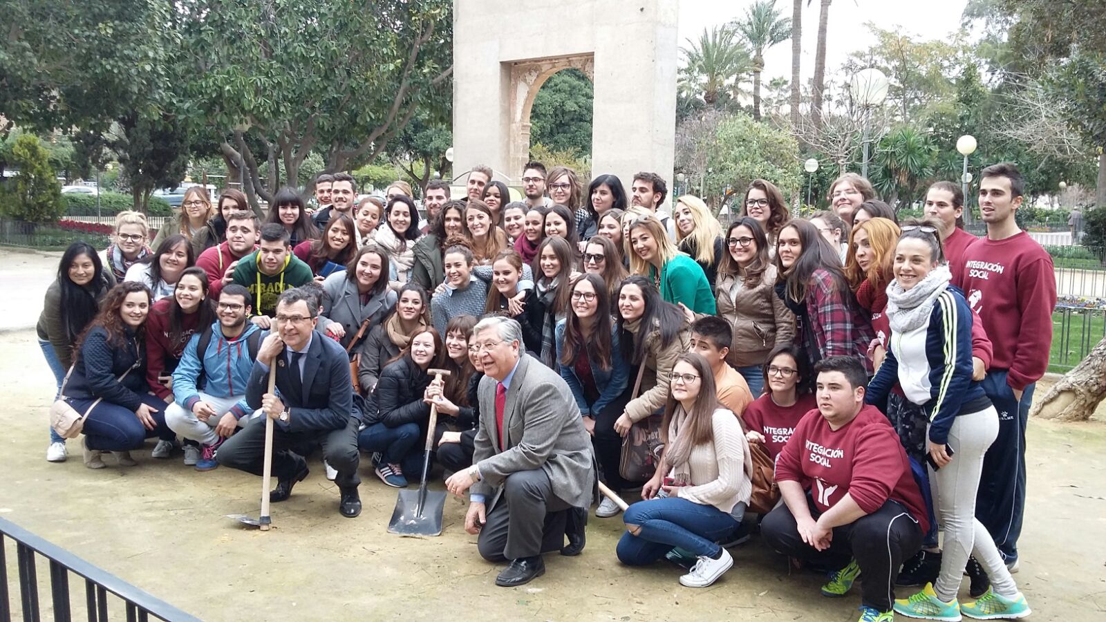 Alumnos de Cesur con el excelentísimo alcalde de Murcia.