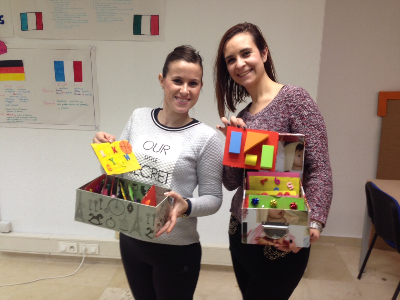 Lydia y Sol, alumnas de EI modalidad online, muestran sus cajas sensoriales.