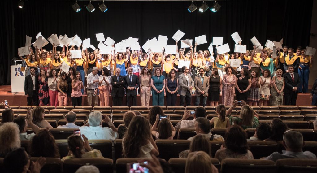 Alumnos, profesores e invitados al acto de graduación.