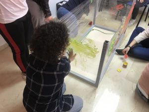 Encarni pintando con las manos al ritmo de Ara Malikian.