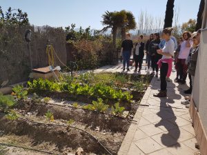 Leticia explicándonos cómo trabajan en el huerto.