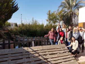 Alumnos de Cesur junto al estanque y el túnel de madera.