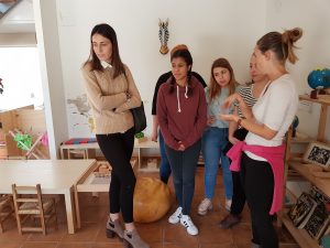 Marina, Lorena, Chyntia, Isa y Encarni empapándose de lo que Leticia les explicaba del espacio con material Waldorf y Montessori.