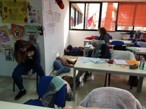 Alumnos de 1º Ed. Infantil simulando una situación de catástrofe para practicar el triage.